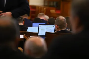 Хлопнаха вратите на пленарната зала. Парламентът заседава тайно