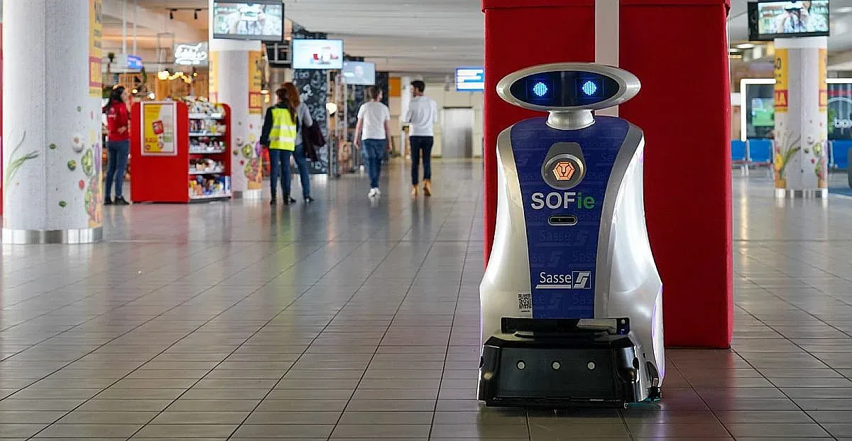 Робот асистент пое почистването на летище София