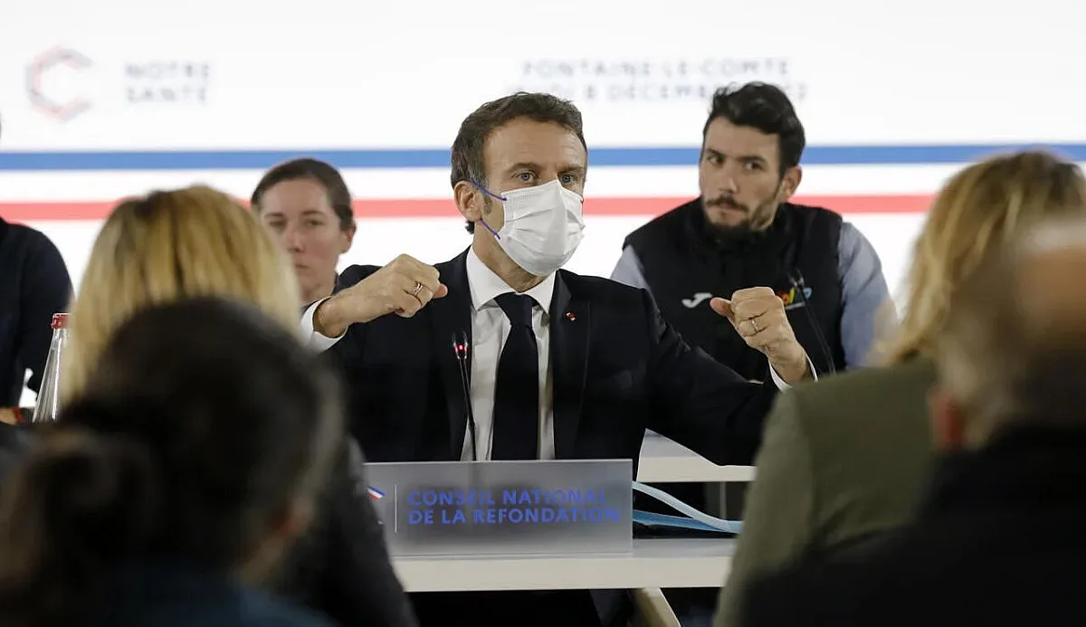 Макрон се появи с маска и изплаши народа