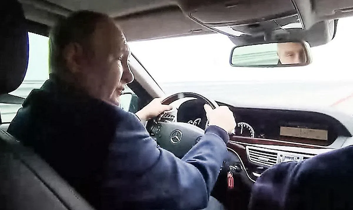 Каква кола избра Путин, за да мине по Кримския мост