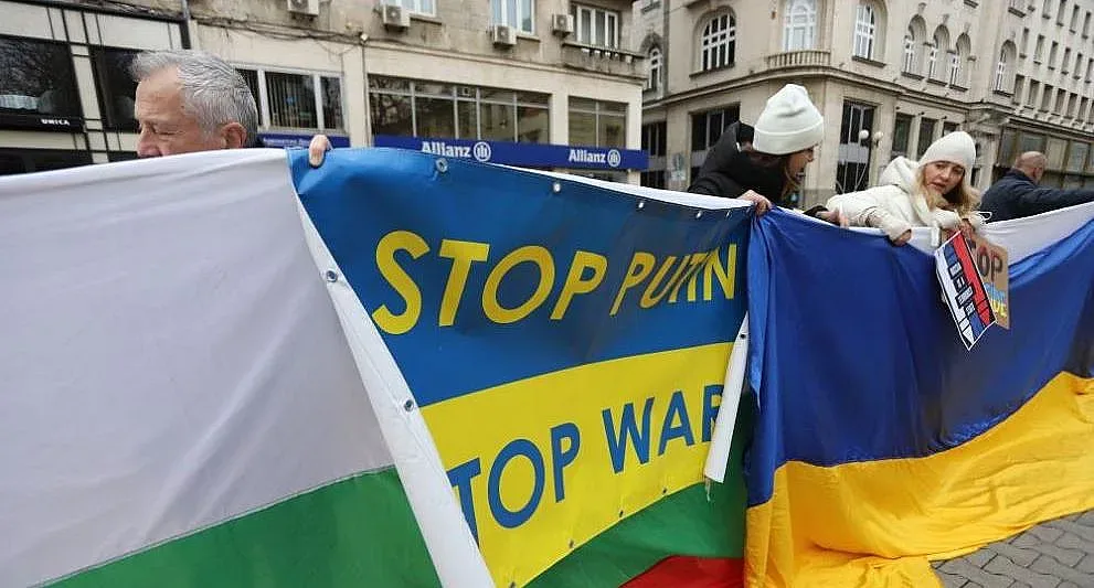 Протест! Недоволни обсадиха руската църква в София