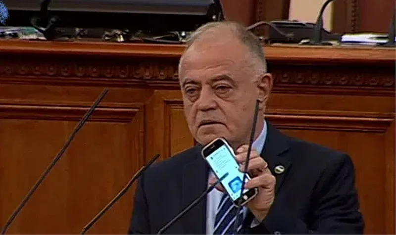 Напрежение в парламента заради генералски телефон. Мистериозен запис