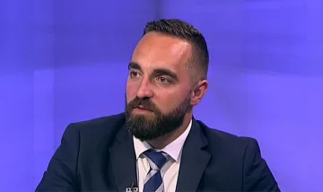 Човек от ПП настъпи мотиката. Спасиха го от депутатски гняв