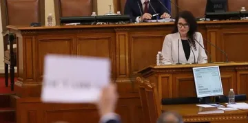 Калина Константинова побърка депутатите! Как ги смрази