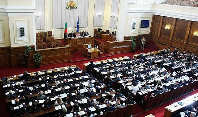 Перушина в парламента заради хартиената бюлетина. Шамар за ДБ