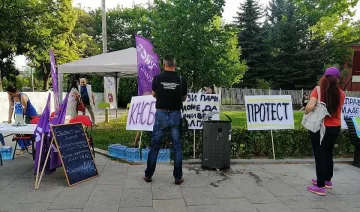 КНСБ посреща депутатите с коледна елха и протест