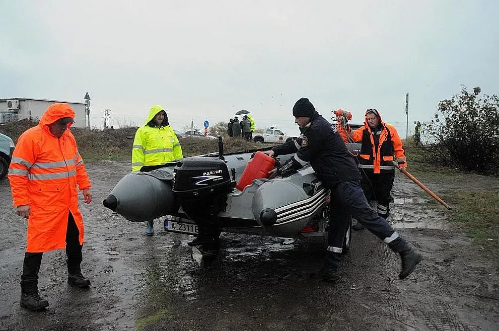 Намериха лодката на изчезналите рибари