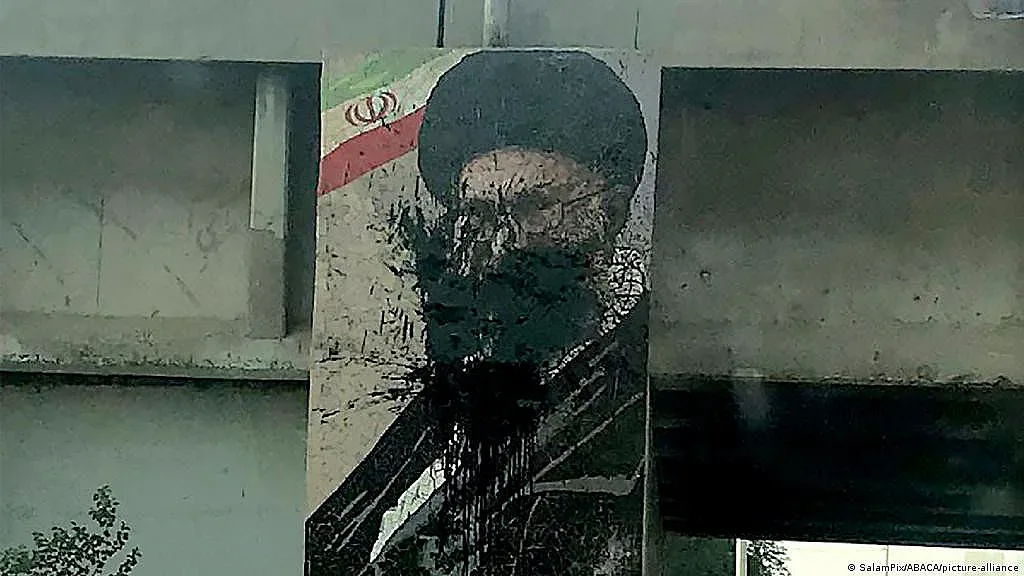 Иран ври. Знаков арест разтърси страната