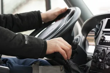 Децата на богатите се сбогуват с любим подарък. Изненадата