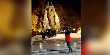 Вандали поругаха паметник светиня в Пловдив (ВИДЕО)