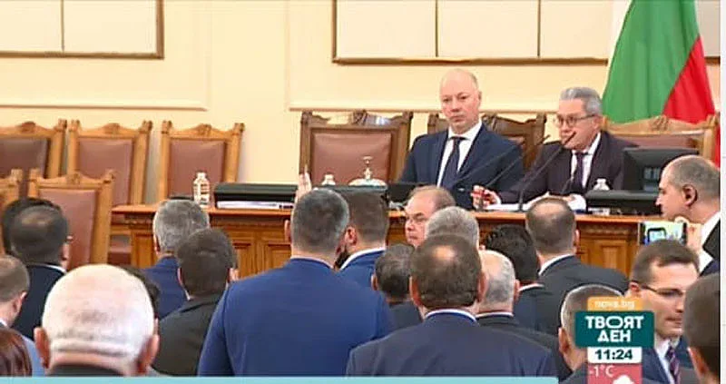 Кирил прави панаири в залата, Цонев сложи ред в парламента