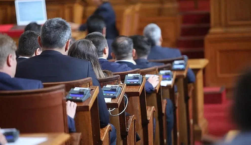 Пет партии вкарват хартиената бюлетина в пленарната зала