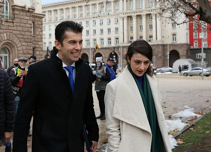 Кирил в паника за Джемкорп, Лена влюбена на купон (СНИМКИ)