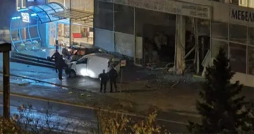 Голяма драма във Велико Търново. Пиян помете спирка, коли и магазин