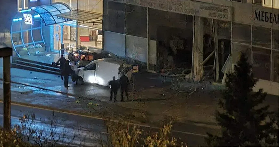 Голяма драма във Велико Търново. Пиян помете спирка, коли и магазин