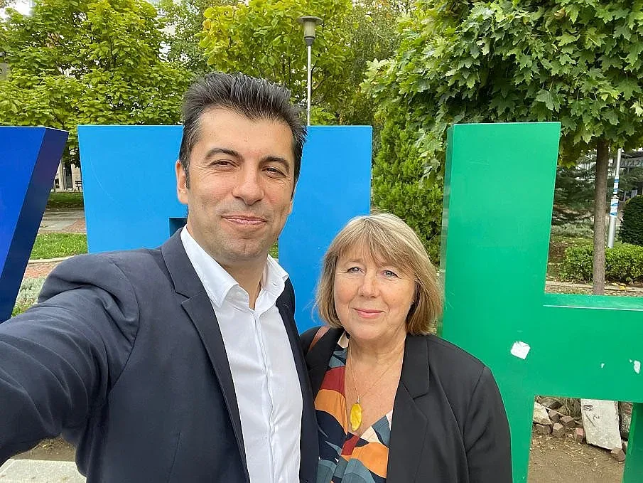 Майката на Кирил Петков се прибра от Канада. Живее като кралица