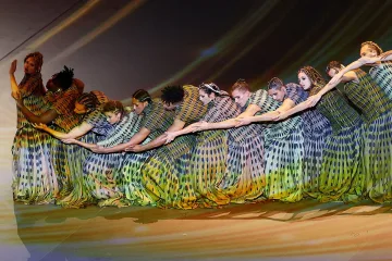 Морган Фрийман, танц със саби и барабани. Уникален Мондиал (СНИМКИ)