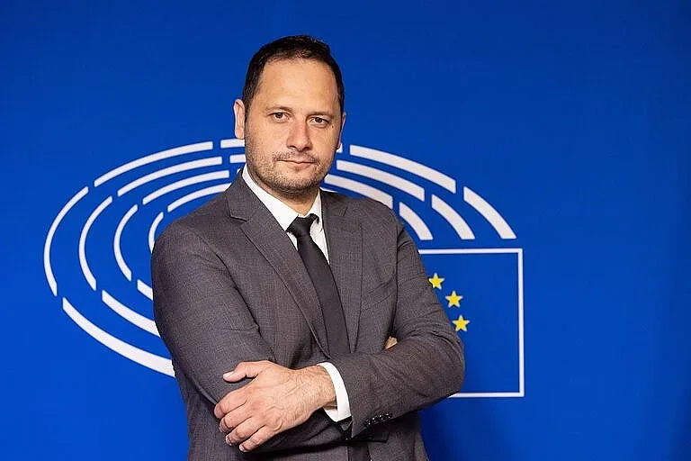 Голям социалист изригна. Посочи фикусите и неграмотниците в БСП