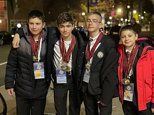 Гордост! Наши деца обраха златните медали на състезание в Йейл