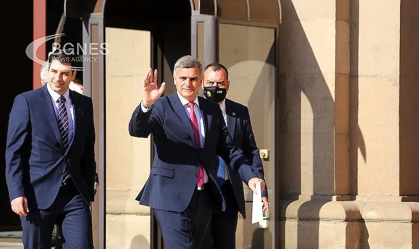 Янев се престраши. Взе страна в спора за хартията