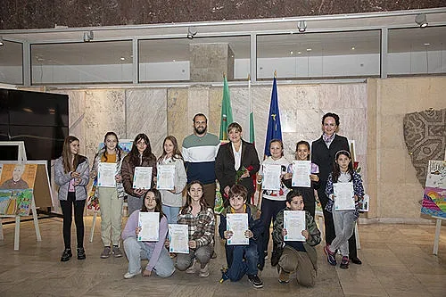 Изложба „Славейкови слънца“ изгря във фоайето на Община Стара Загора