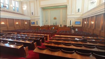 Парламентът май писа днешния ден дъждовен
