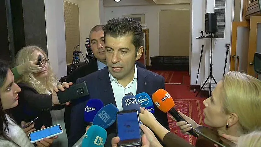 ПП и ДБ се запънаха, Петков обеща война в парламента