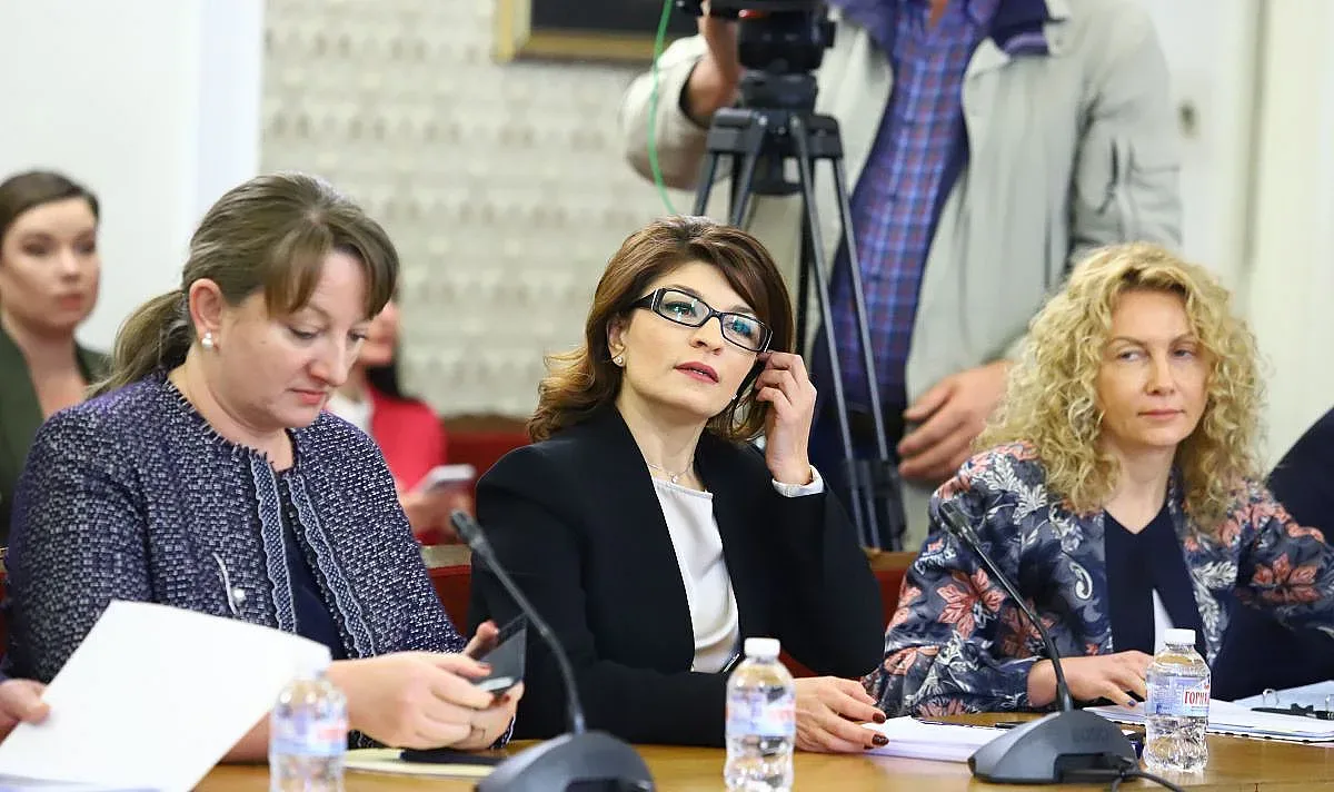 ГЕРБ и Възраждане се целунаха! Разкритието