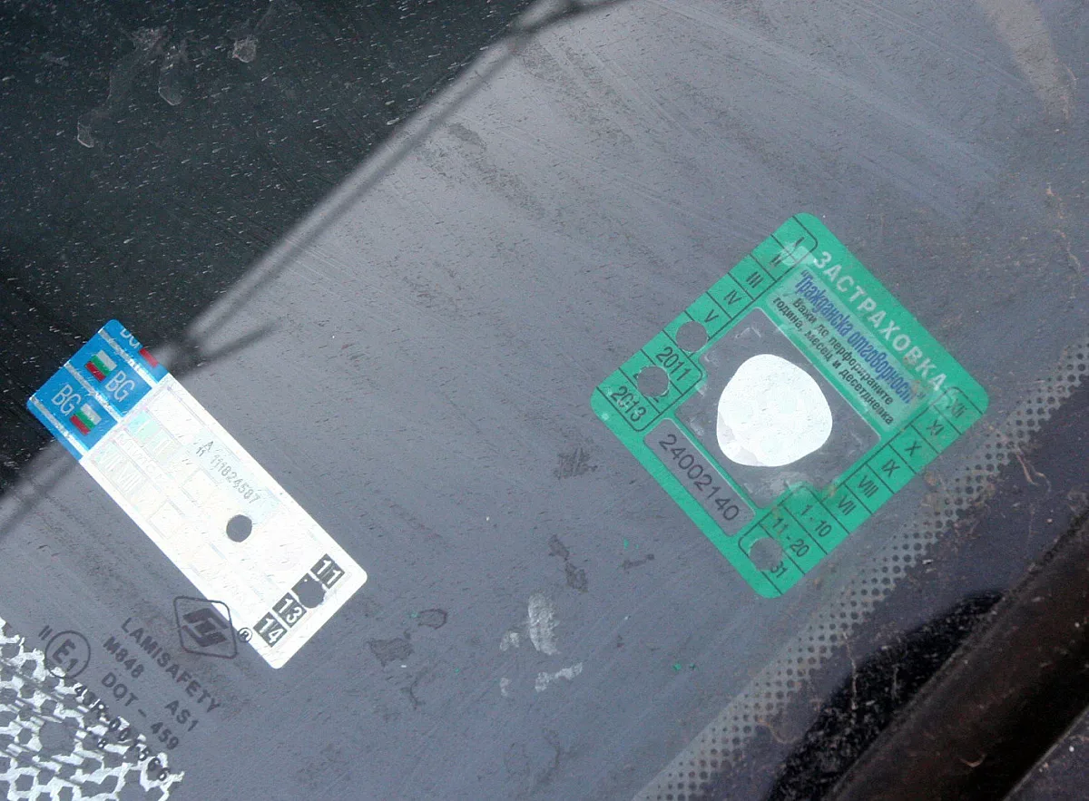 Важно за шофьорите! Забраняват лепенето на стикер на предното стъкло