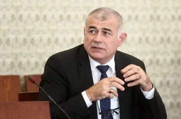 Напрежение. Бесепар скочи на министър