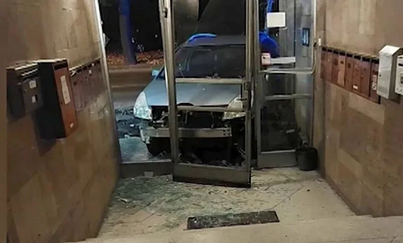 Кола влезе във вход на кооперация