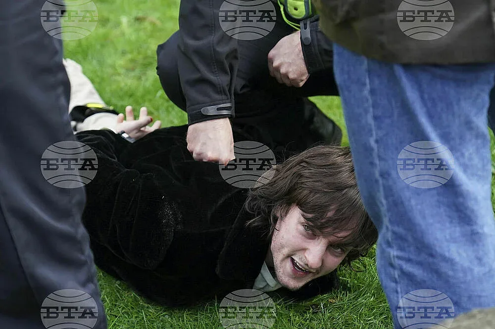 Без яйца и далеч от краля. Наказанието на младеж замерял Чралз III