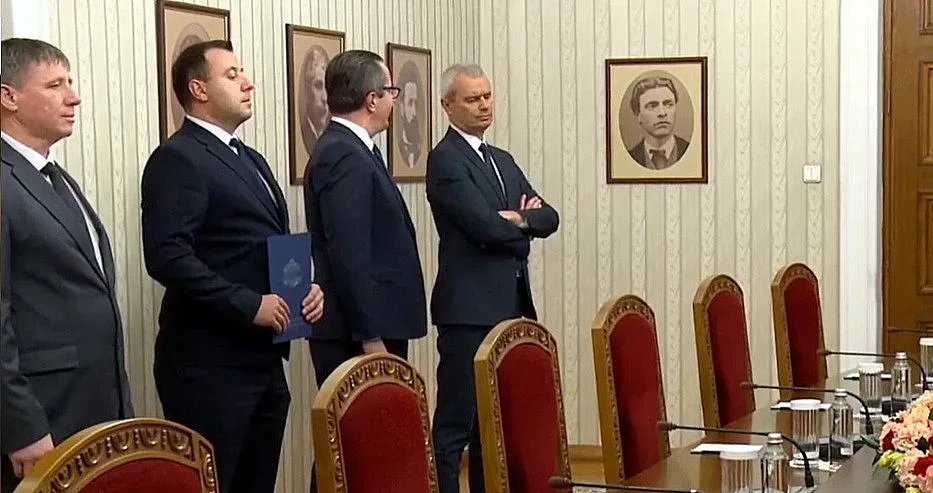 Радев извади червен картон на "Възраждане"! Причината