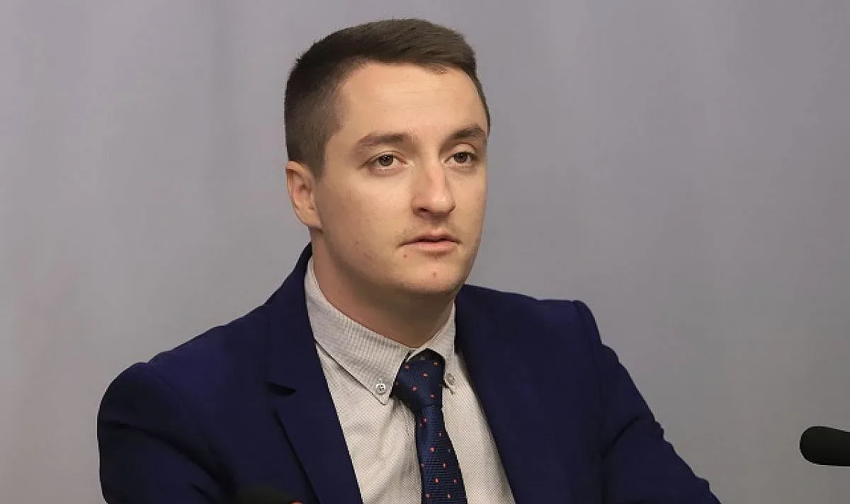 Виден бесепар в атака! Посочи отровата за страната