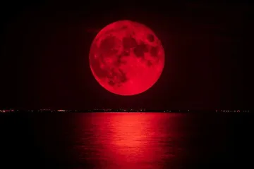 Защо Луната стана кървава?