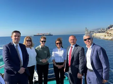 Двама министри гледат как разтоварват норвежки газ