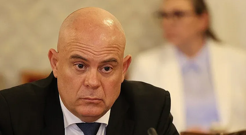 Иван Гешев накара депутатите да захапят горещия картоф