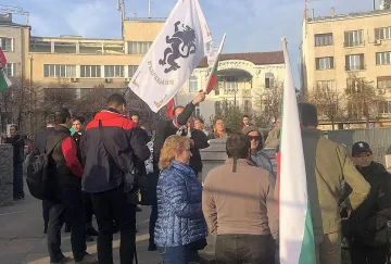 Хората на Костадинов се събират пред парламента, има ли напрежение