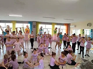 Двуметрови кукли, задвижвани от деца, оживяват на сцената в мюзикъла на „Allegra“