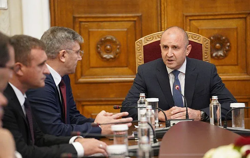 Радев се среща с ДПС, консултациите продължават