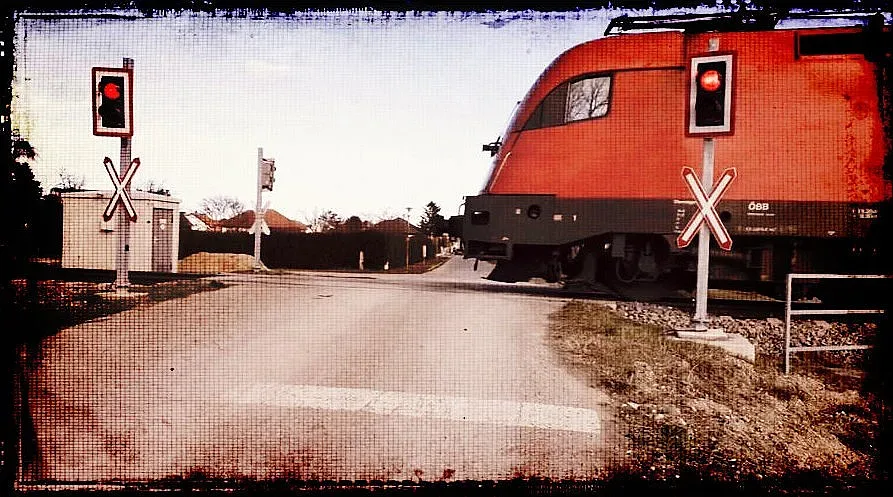 Ужас в Австрия! Влак блъсна бг кола, има загинал