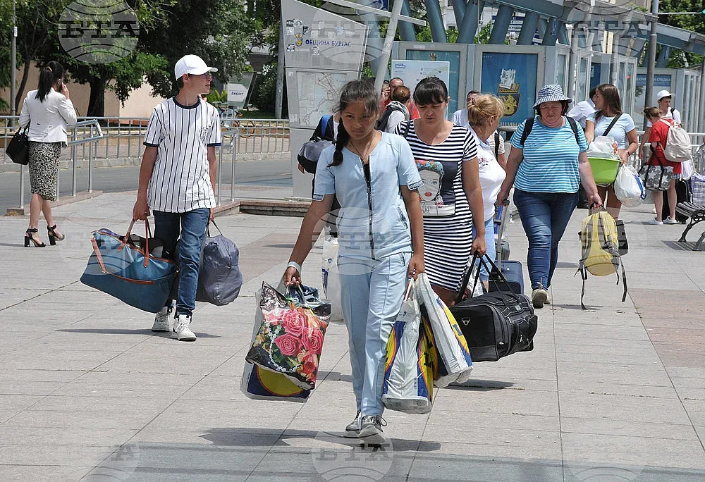 Изкарват от хотелите украинските бежанци