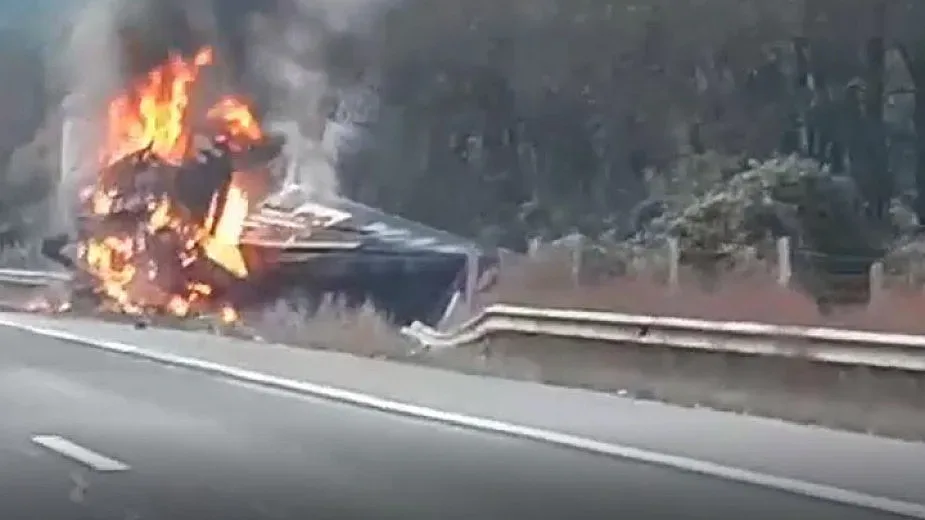 Драма на "Хемус". ТИР изгоря като факла