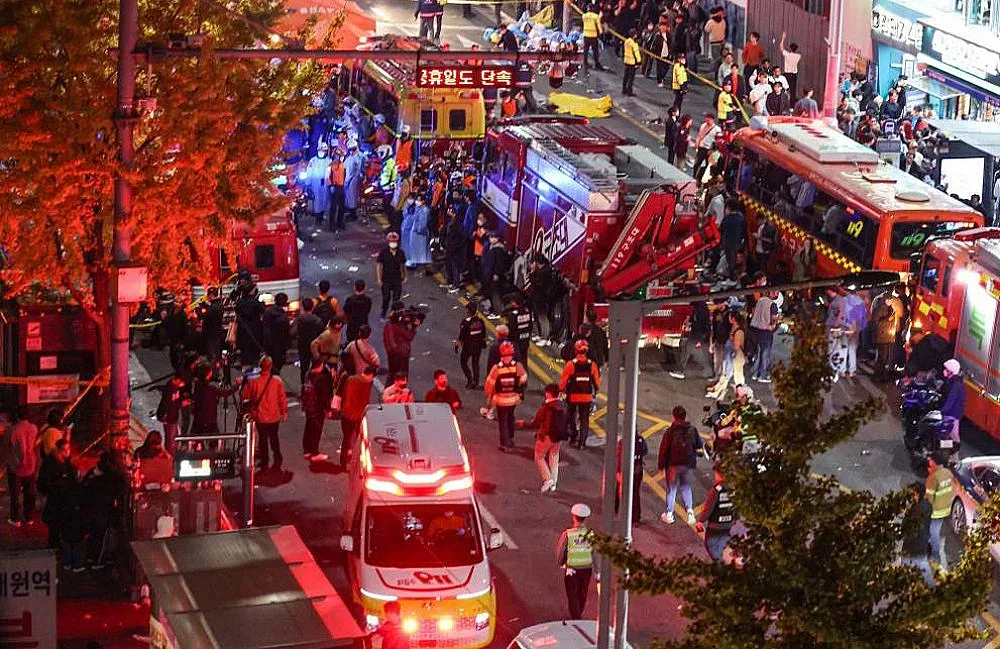 Хиляди изпълниха улиците на Сеул. Голяма трагедия в училище