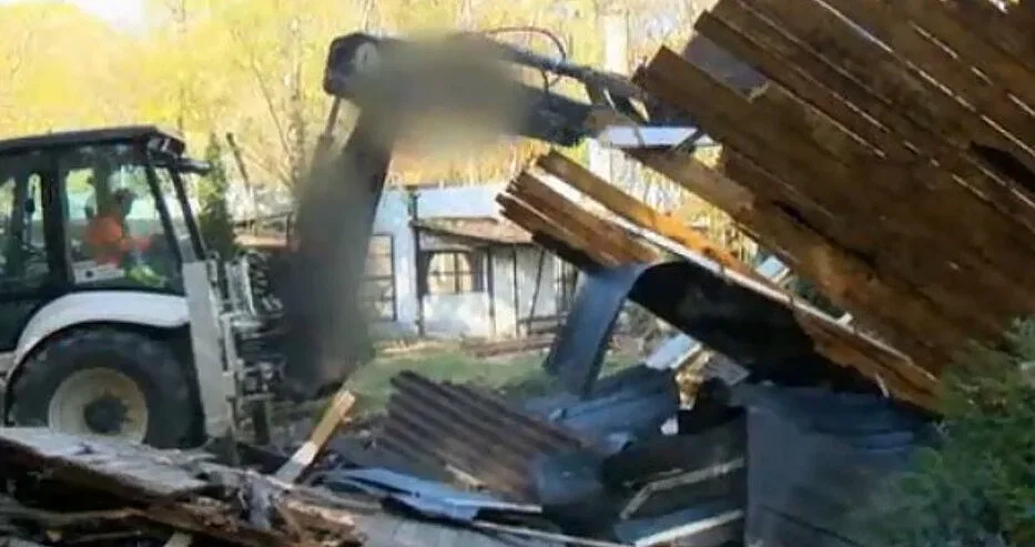 Драма! Събориха култово заведение в София