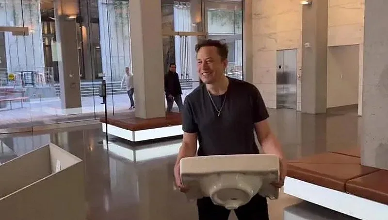 Какво направи първо Илон Мъск, след като влезе с мивка в Туитър