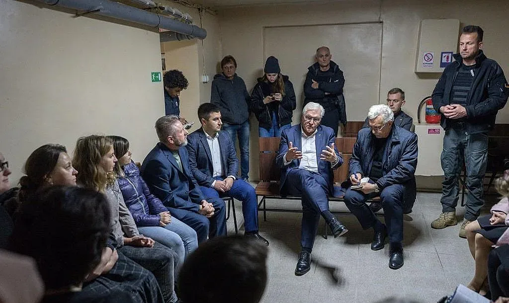 Страх и ужас! Вкараха германския президент в скривалище