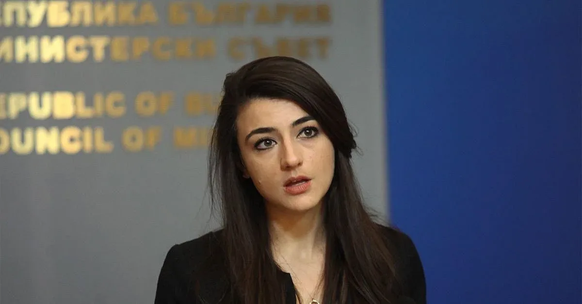 Знае ли Лена английски език? Радомир Чолаков се усъмни