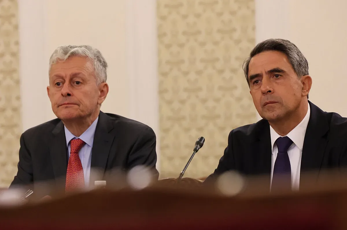 Плевнелиев и Паси се срещат с ДПС, Радев чака партиите