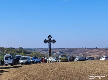 Осветиха 15-метров православен кръст край Калипетрово